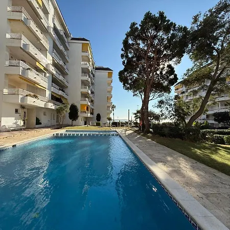 Lejlighed Coastal Retreat Just Steps From The