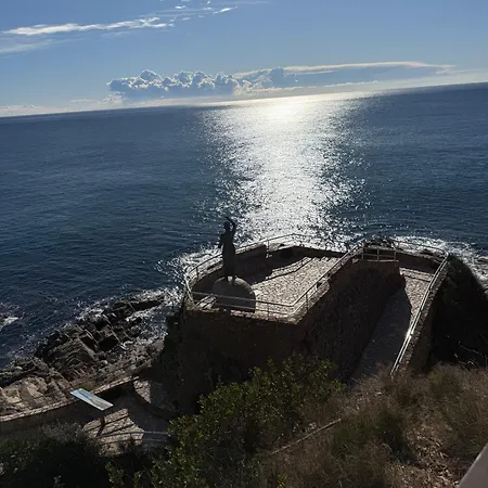 아파트 Coastal Retreat Just Steps From The