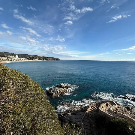아파트 Coastal Retreat Just Steps From The *